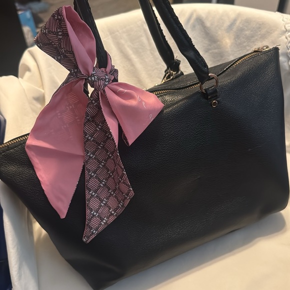 Victoria’s Secret Black & Gold Leather Shoulder  Bag with Gold Chain - Picture 14 of 14